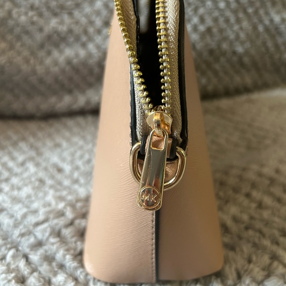 Hand Bag - Picture 5 of 7